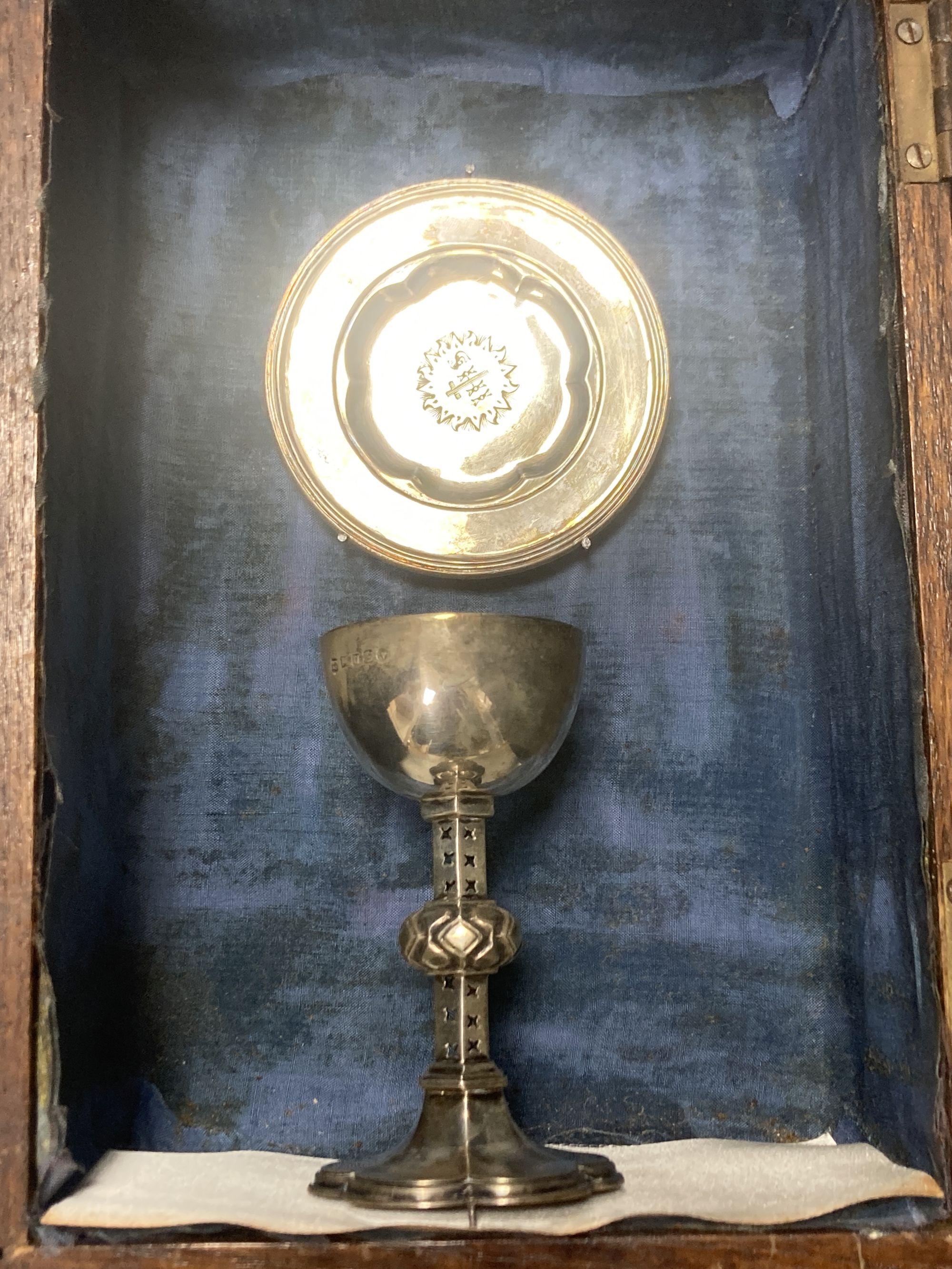 A Victorian silver communion chalice and paten, Henry Wilkinson & Co, Sheffield, 1862, chalice 93mm, in display case.